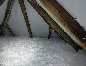 Zateplení stropu rodinného domu pomocí foukané izolace